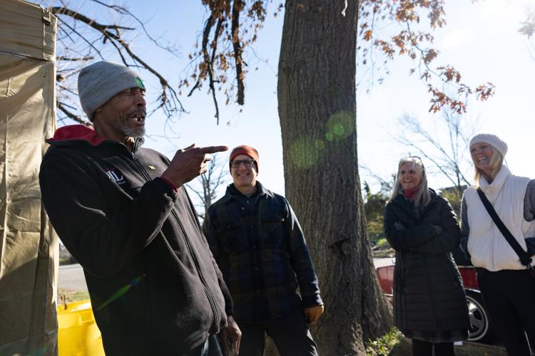 In the aftermath of the tornado, Larry Gray feeds his north �����Ӱ�ԭ�� neighbors