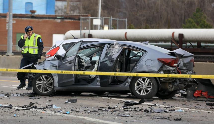 muerto, herido después de que el automóvil huye de la parada de tráfico, se estrella en el sur de St. Louis