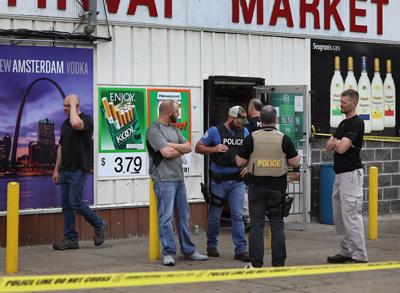 Federal agents raid Ƶ area markets