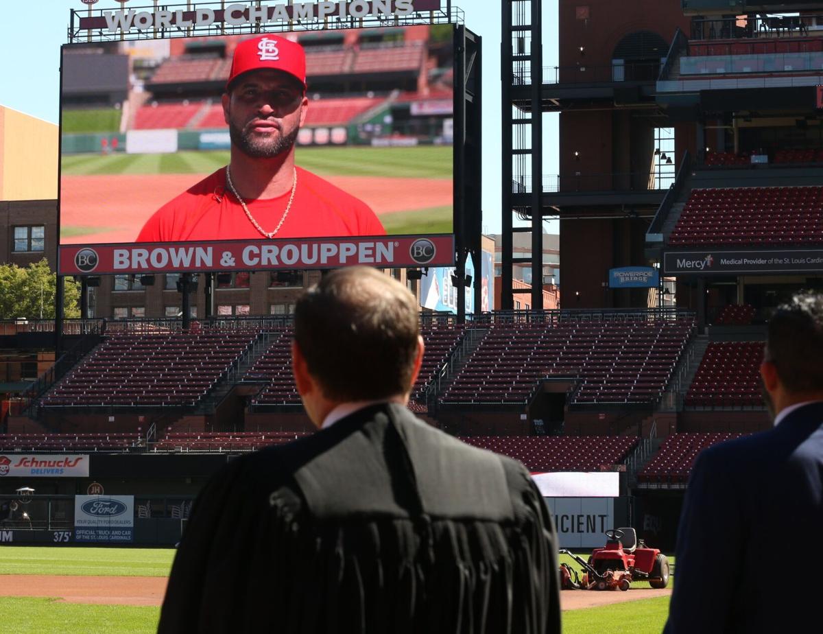 Chicago White Sox on X: 24 candidates from 17 different countries were  officially sworn in as U.S. Citizens in the first naturalization ceremony  at Guaranteed Rate Field! 🇺🇸  / X