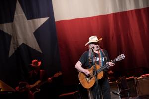 Willie Nelson’s Peabody show is by-the-numbers but entertaining