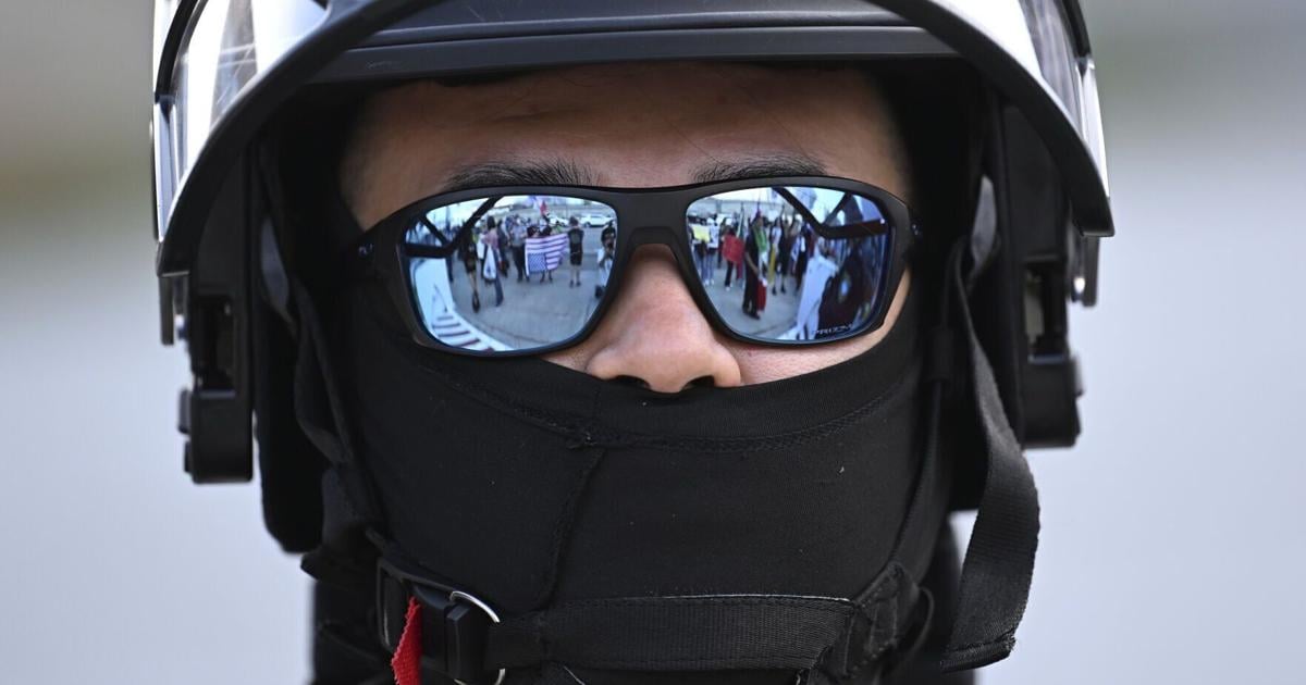 Illinois bill would bar police, ICE agents from wearing masks
