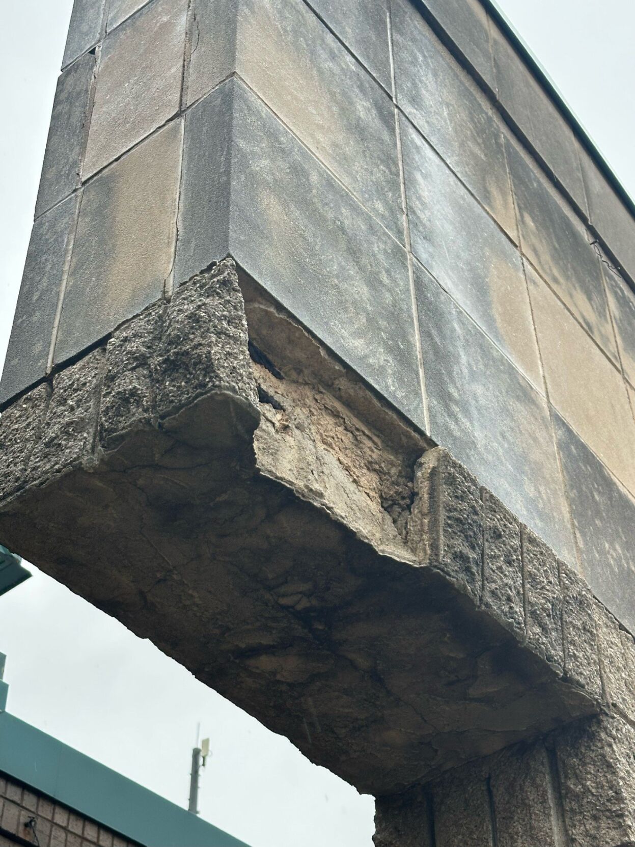 Some �����Ӱ�ԭ�� police facilities are in need of repairs