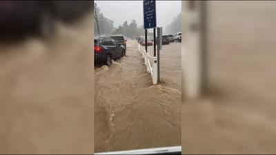 1 injured after flash flooding hits Dollywood theme park