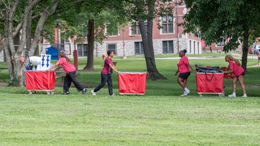 Move-In Day at Oak Hall runs smoothly thanks to streamlined process and volunteer effort