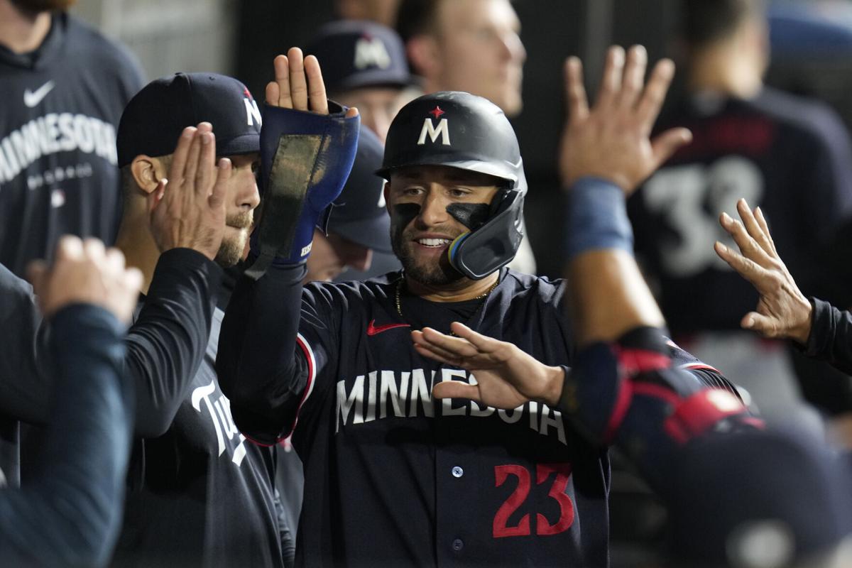 Carlos Correa mentors young Twins players