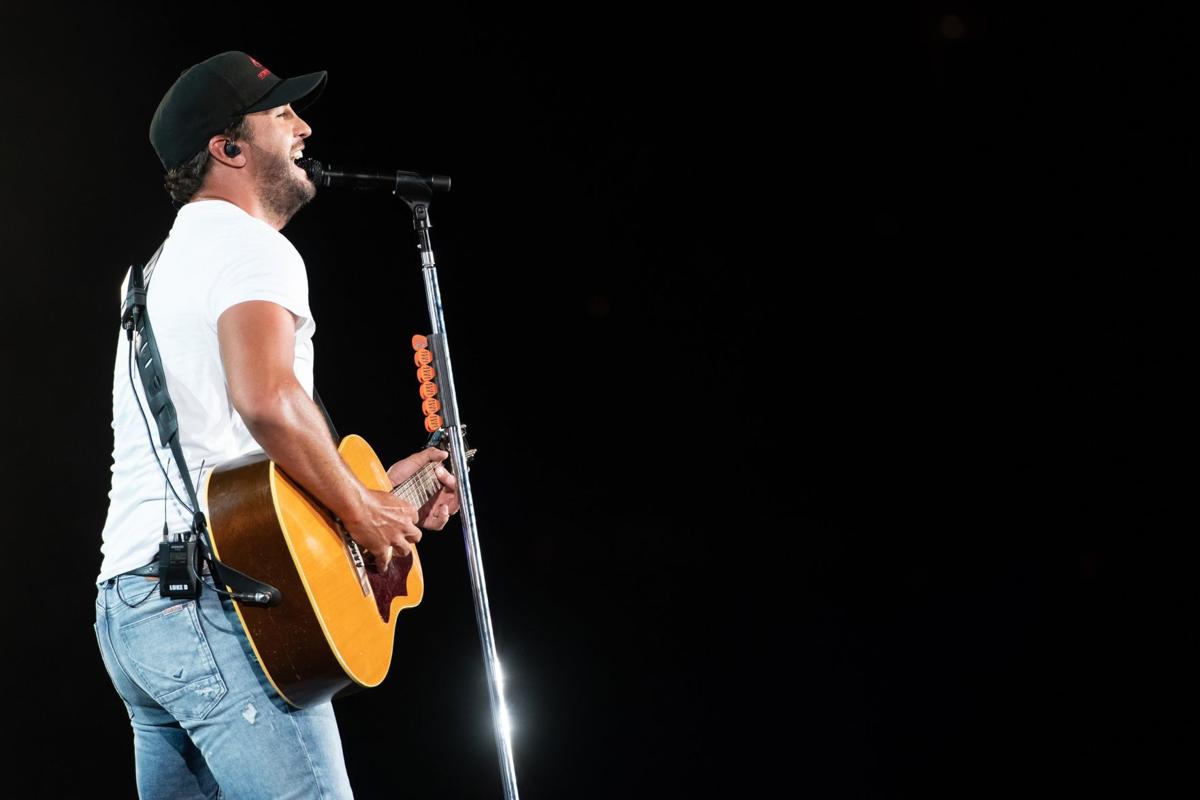 Luke Bryan made a visit to Busch Stadium to hang out/have batting