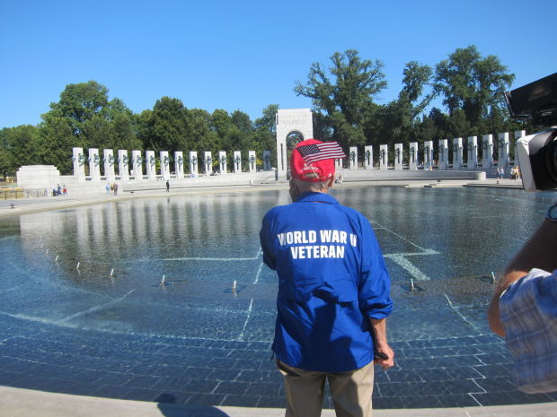 Despite shutdown, St. Louis-area veterans visit World War II Memorial | Politics | 0