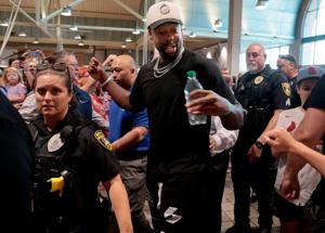 Cardinals' Jordan Walker greets fans at Schnuck's in Richmond Heights