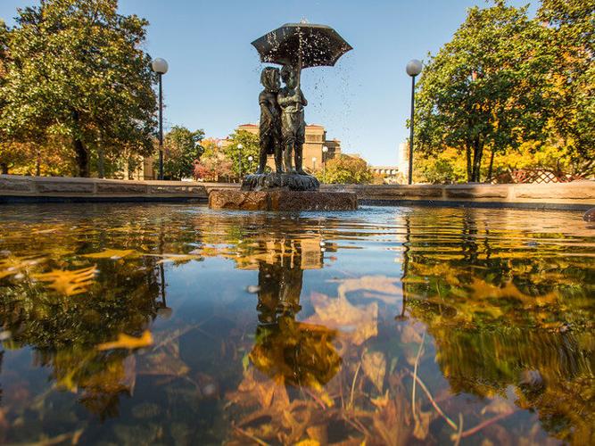 Campus Fall Paul & Virginia Old Main 2018