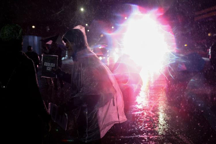 �����Ӱ�ԭ��ans protest Minnesota ICE killing, in pouring rain