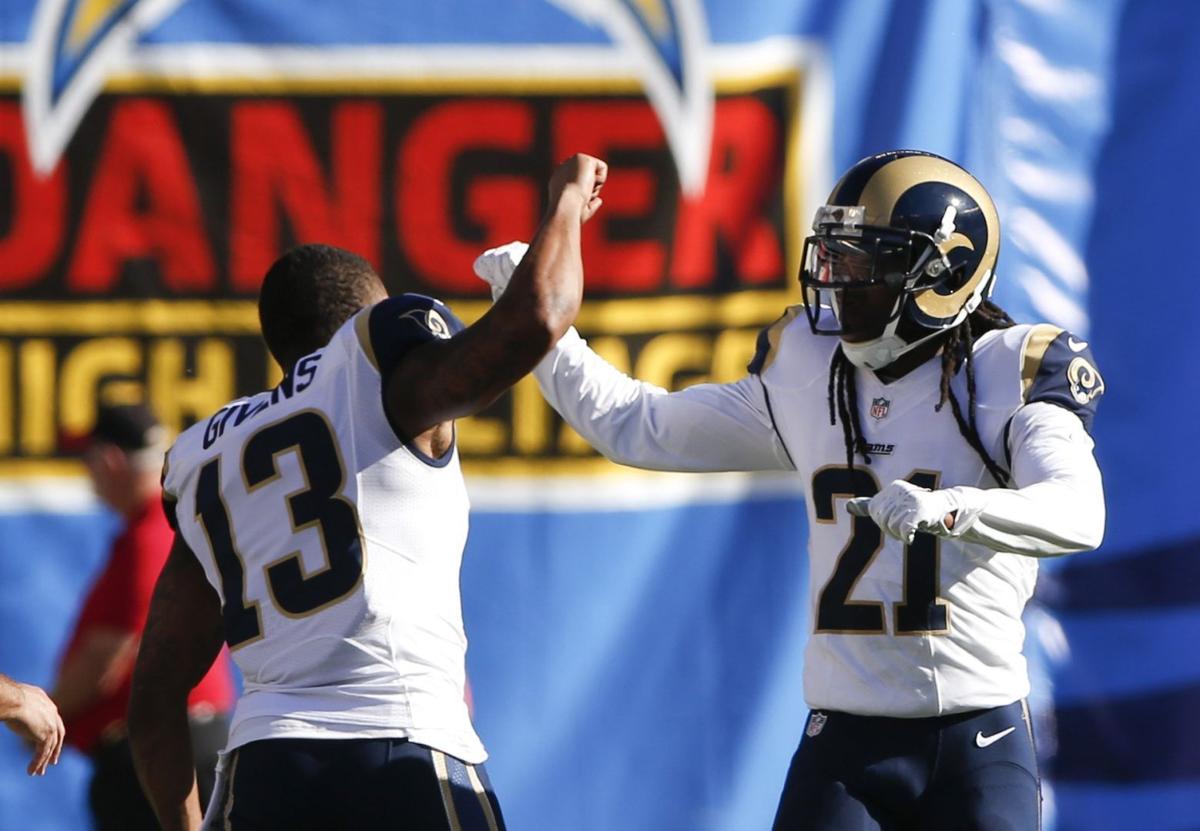 Rams-49ers radio announcer has fun with fan on the field