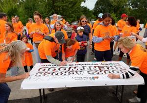 Volunteers from human chain to move Brentwood library books to new building