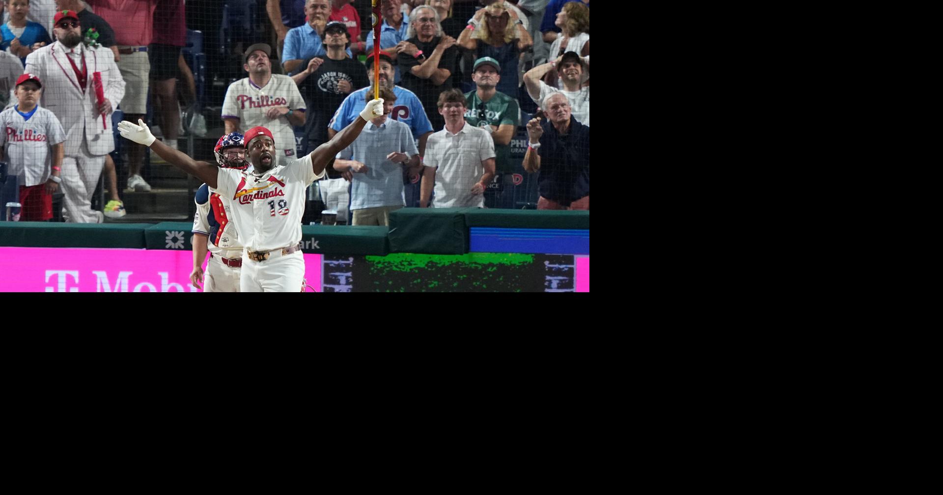 Mit seinem letzten Schlag sichert sich Jordan Walker den ersten Derby-Sieg ...