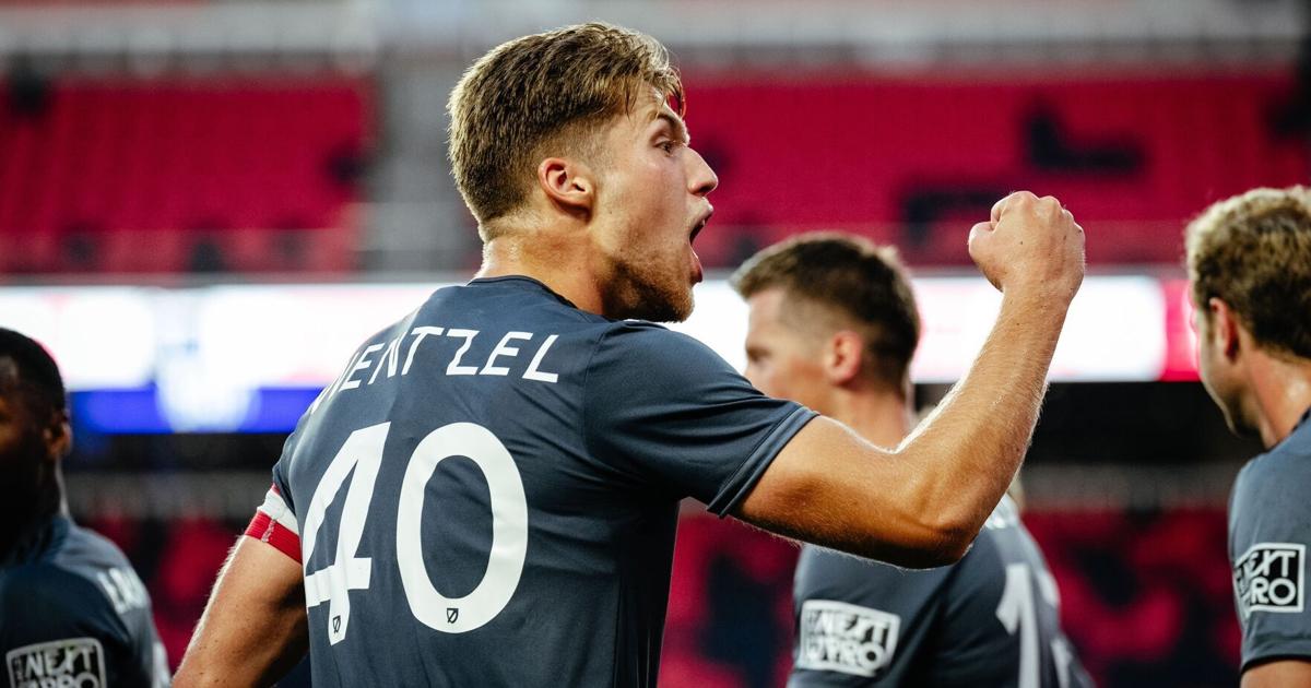 City2-Verteidiger Michael Wentzel stammte ursprünglich aus Deutschland, spielte aber für die USA Fußball. City2-Verteidiger Michael Wentzel stammte ursprünglich aus Deutschland, spielte aber für die USA Fußball.