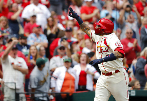 O'Neill muscles up to give error-prone Cardinals a walk-off win