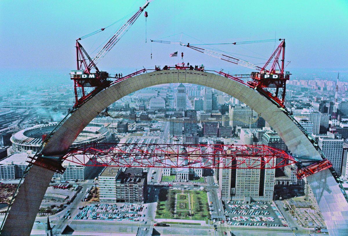 Downtown Las Vegas 80-foot-tall Gateway Arch Construction to Start -  VegasChanges