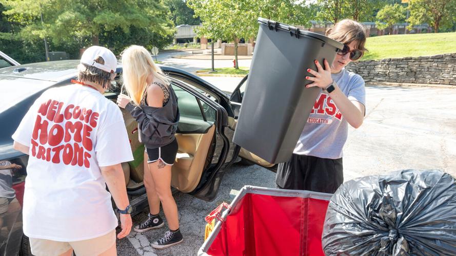 Move-In Day at Oak Hall runs smoothly thanks to streamlined process and volunteer effort