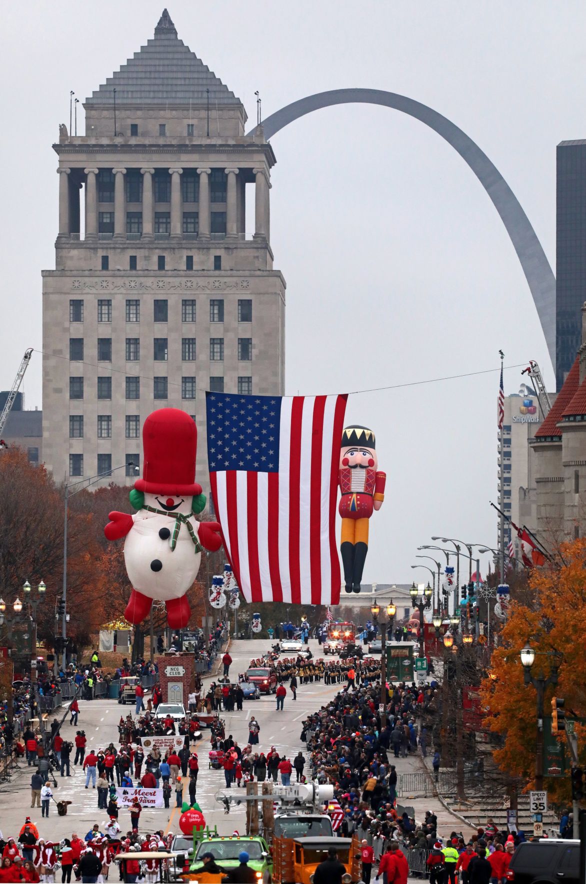 Family begins new tradition at St. Louis Thanksgiving Day parade