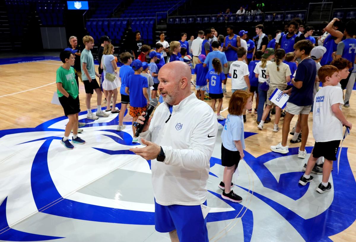 �����Ӱ�ԭ�� University men’s basketball holds open practice
