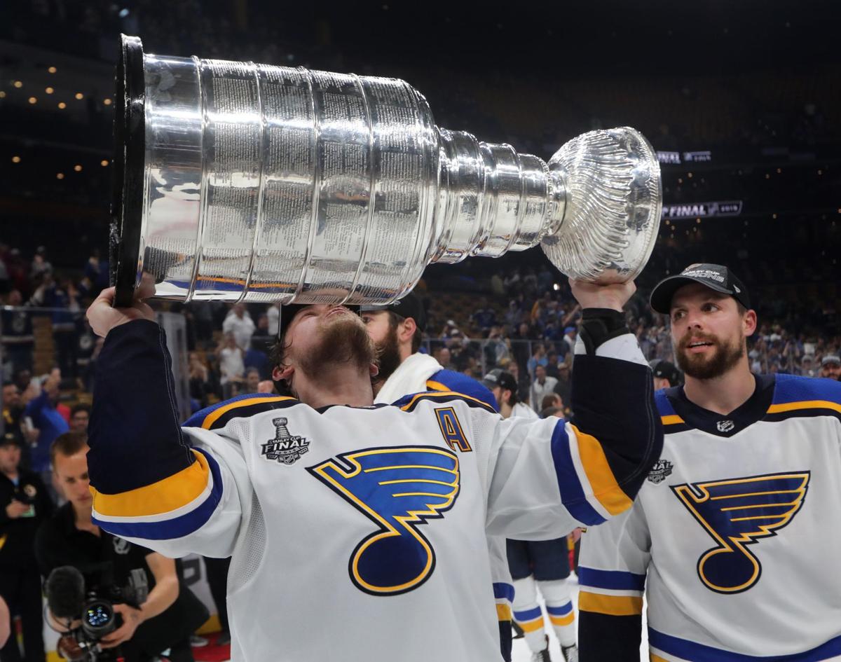 Hundreds gather to see St. Louis Blues coach bring Stanley Cup to