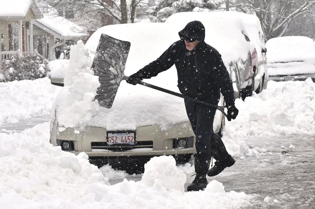 Snow Slams St Louis One Foot Of Snow Piles Up Across The Region