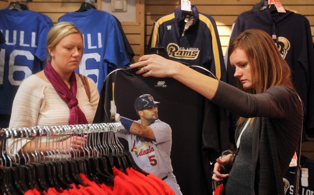 Store gives away jerseys while Metro East man hawks anti-Pujols shirts