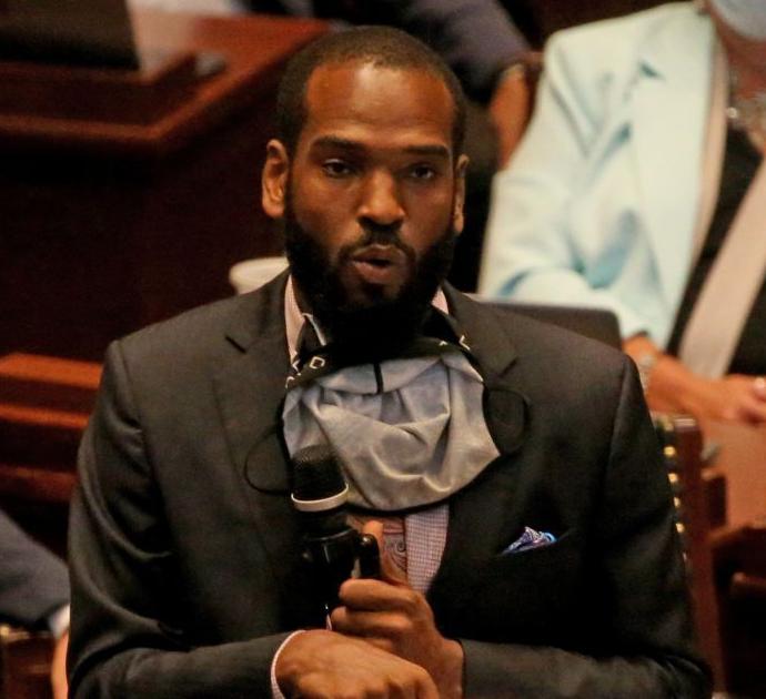 ExpectUsSTL protesters drop poster during House debate