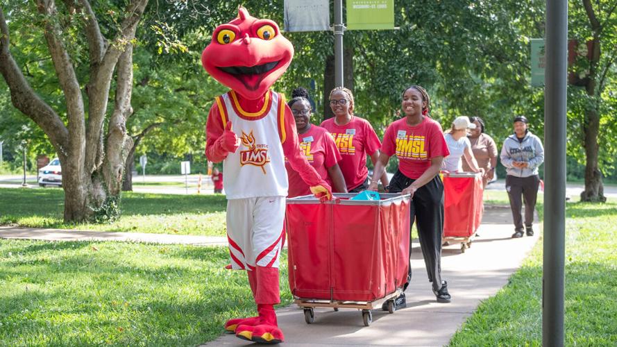 Move-In Day at Oak Hall runs smoothly thanks to streamlined process and volunteer effort