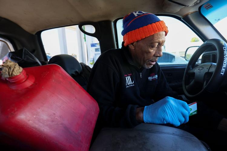 In the aftermath of the tornado, Larry Gray feeds his north �����Ӱ�ԭ�� neighbors