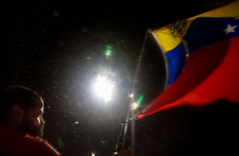 �����Ӱ�ԭ��ans protest Minnesota ICE killing, in pouring rain