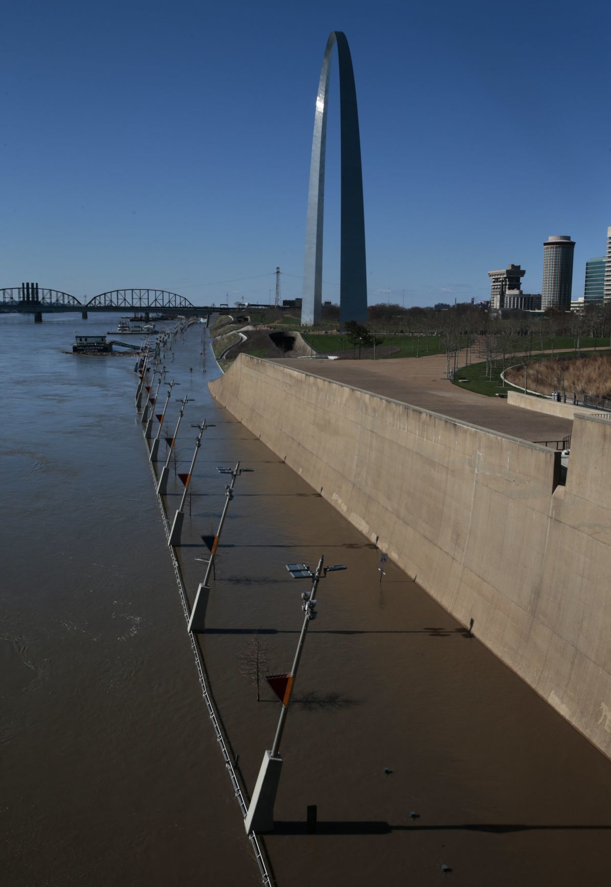 Floodwaters continue to rise in St. Louis area, with rivers cresting this week | Metro ...