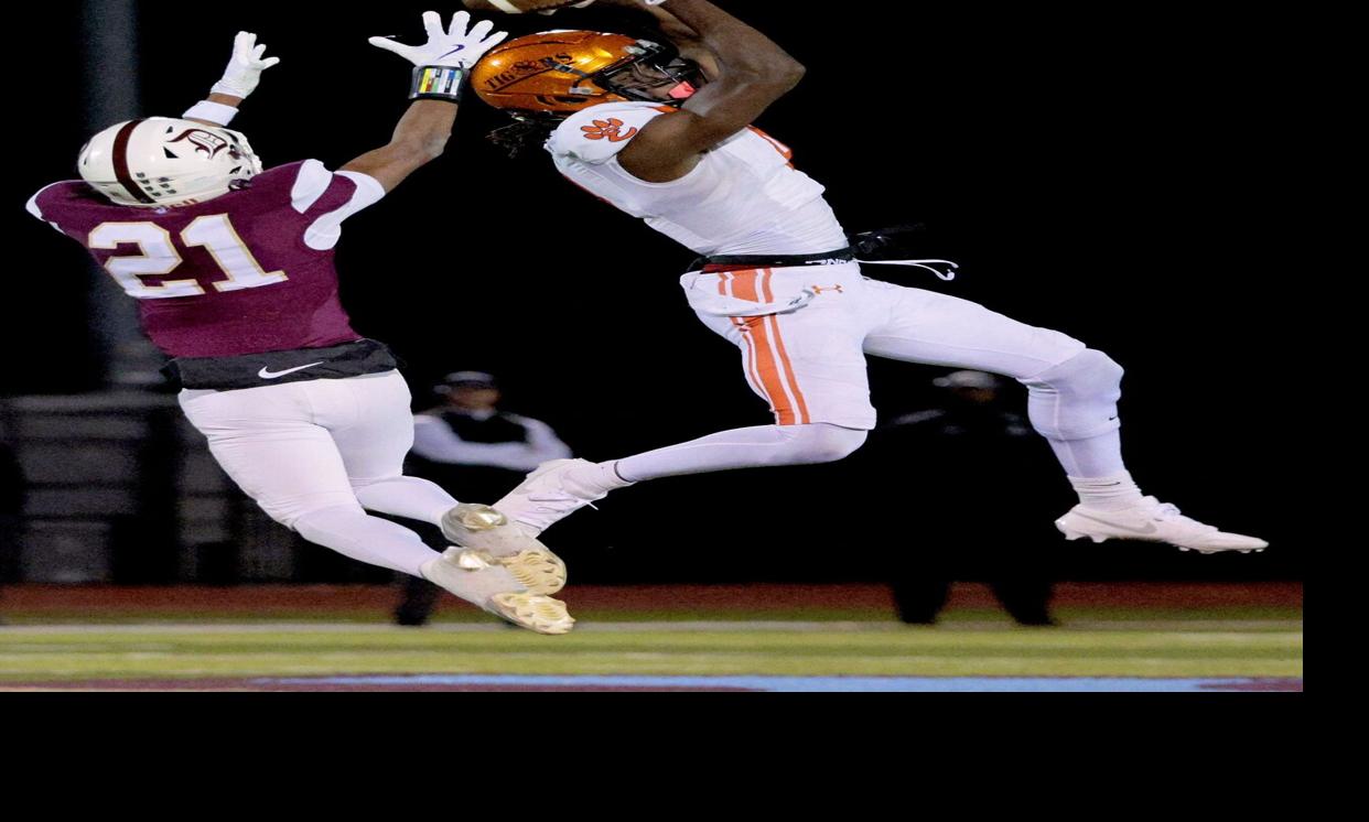 DeSmet stifles Edwardsville 30-15