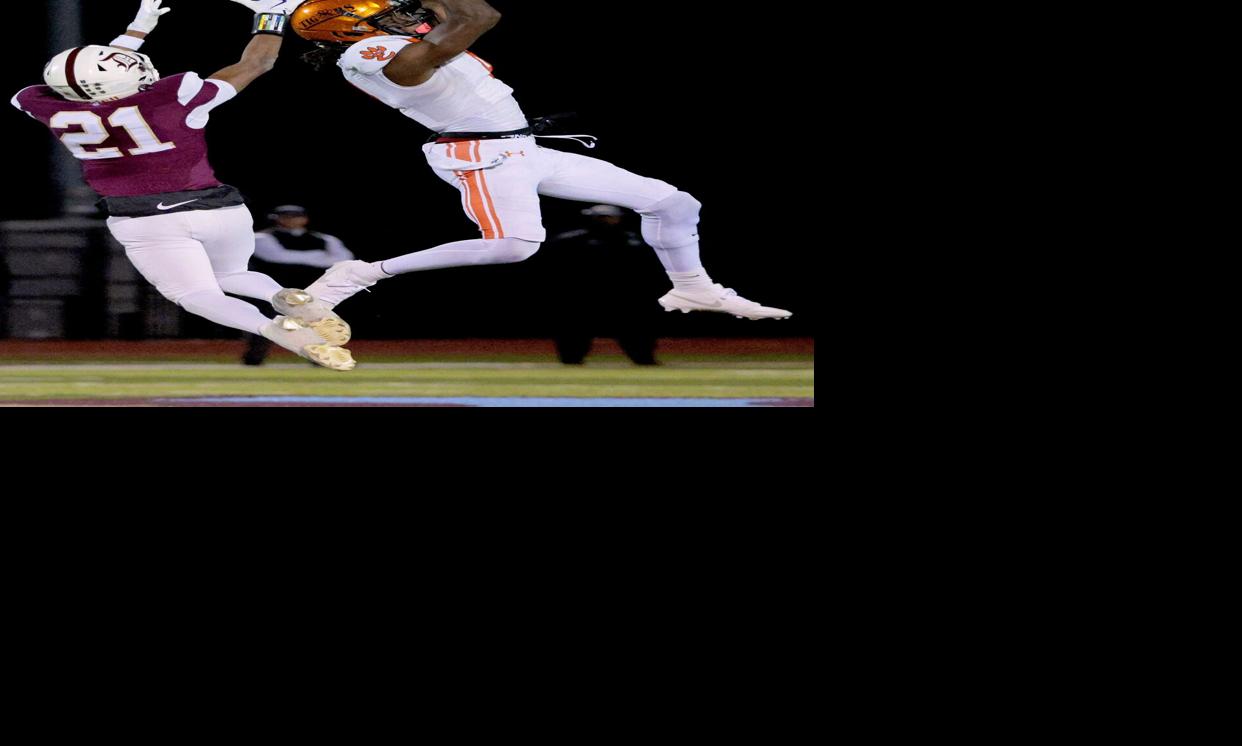 DeSmet stifles Edwardsville 30-15