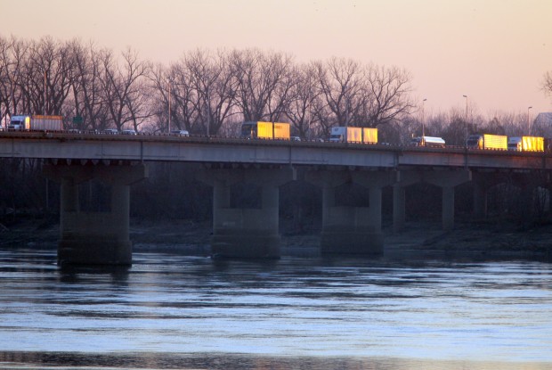 Fatal crash on Chain of Rocks Bridge closes I-270