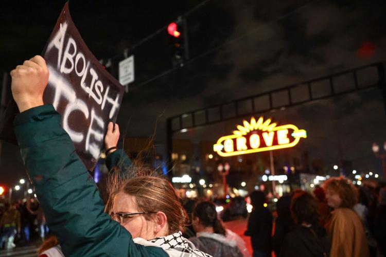 �����Ӱ�ԭ��ans protest Minnesota ICE killing, in pouring rain