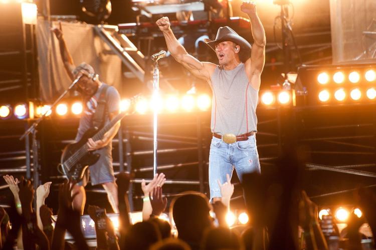 Tim McGraw gets down to business on soggy St. Louis night