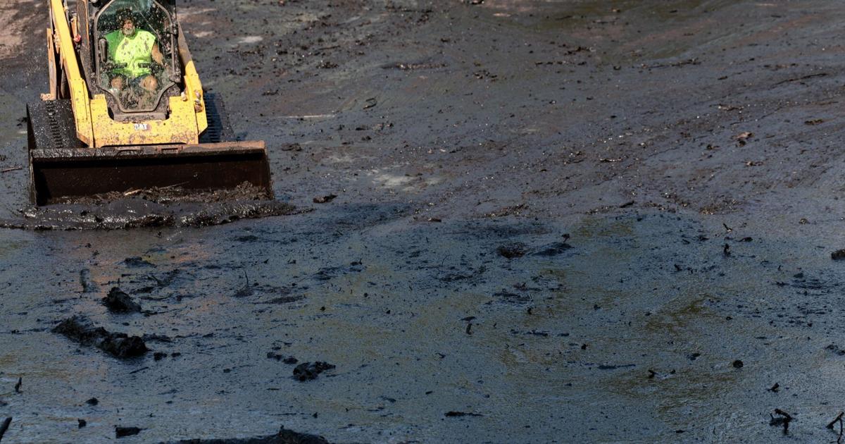 Image for article A St. Louis lake is vanishing. The culprit sinkholes. And theyre all over.
