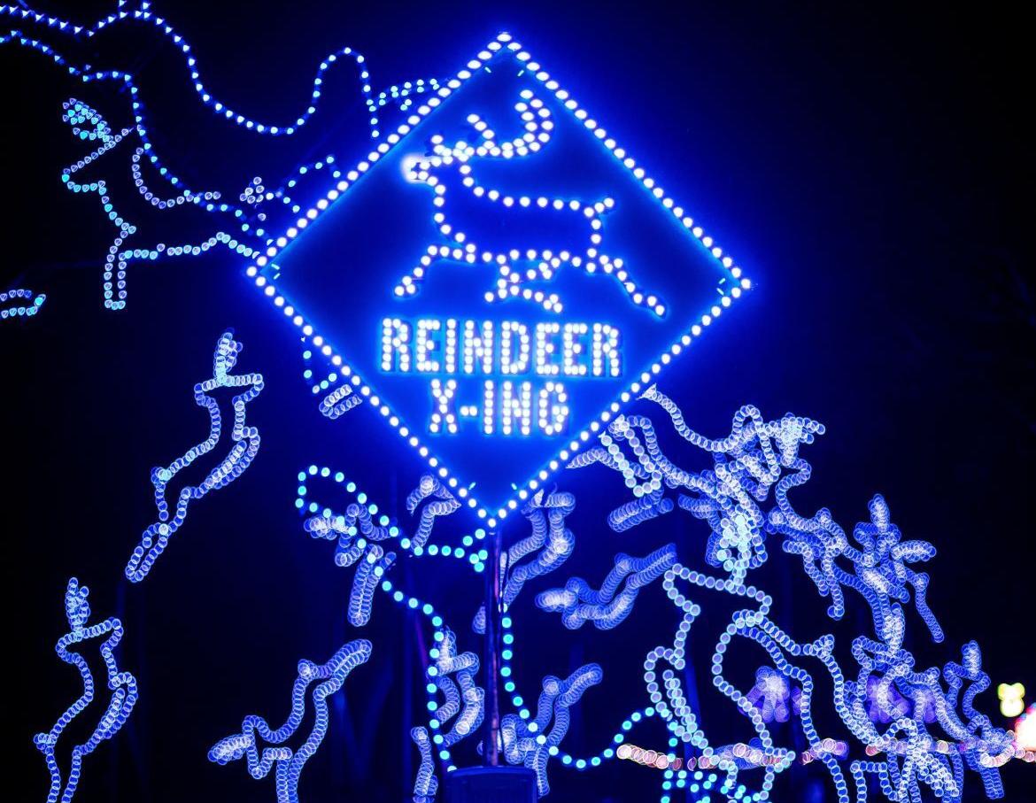 Where To Gaze At Ling Holiday Lights Up Close Or From A Distance In The St Louis Area Hot List Stltoday Com Ling Holiday Lights, Crystal City Lights Pass