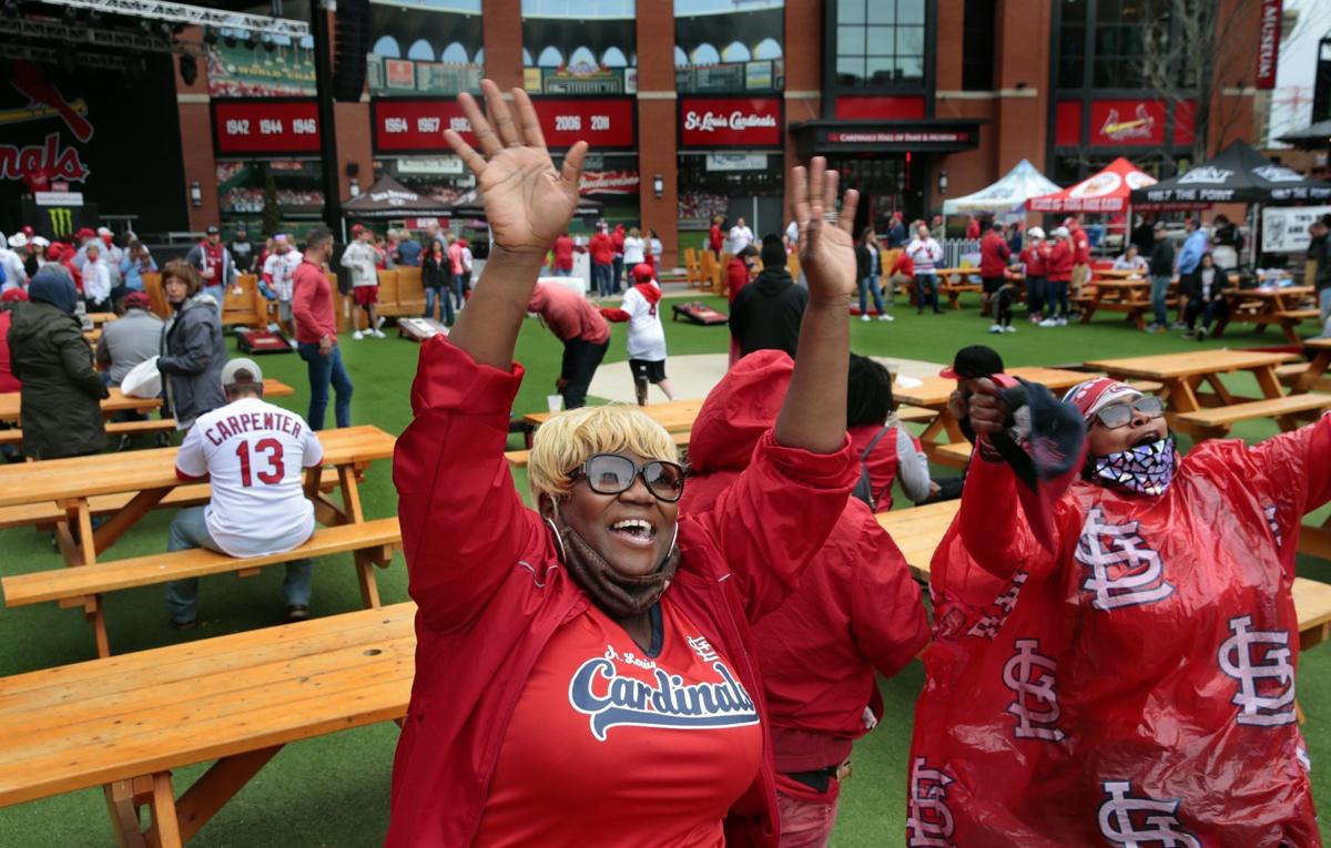 St louis cardinals fans cheer hi-res stock photography and images