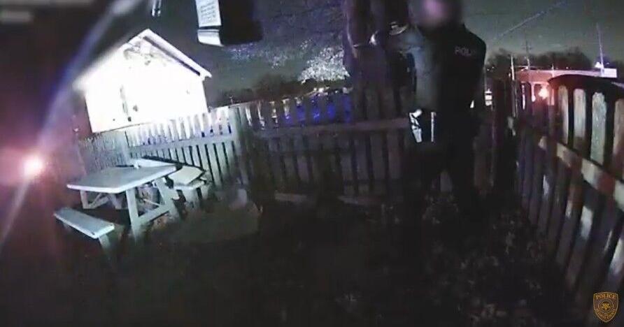 Video zeigt, wie ein Polizist einen Mann in Overland erschießt ...