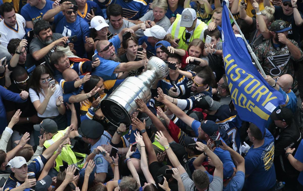 Blues wave overtakes downtown as fans celebrate their team | Metro | www.semadata.org