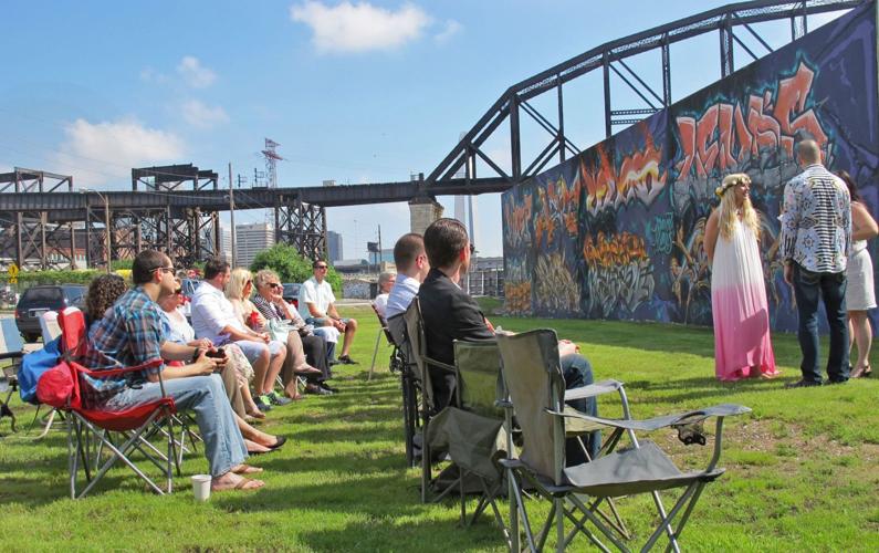 Wedding at graffiti wall