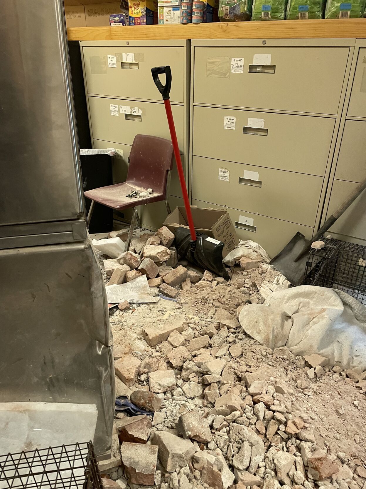 Car crashes into 51 pet clinic on Jefferson Ave.