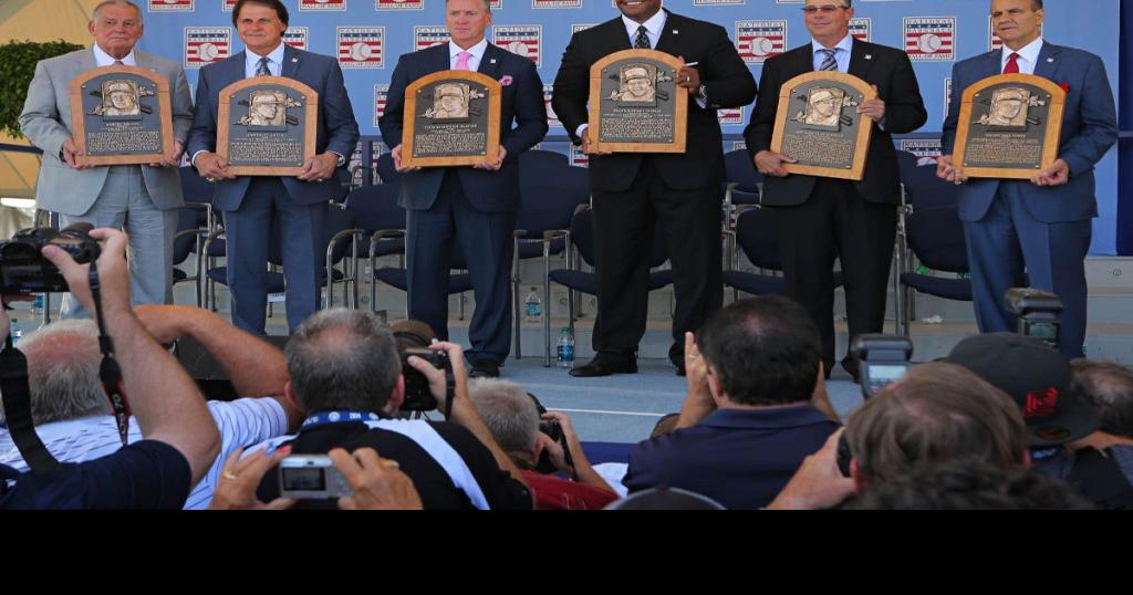 Joe Torre enshrined as Hall of Fame class thanks families