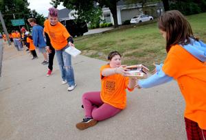 Volunteers from human chain to move Brentwood library books to new building