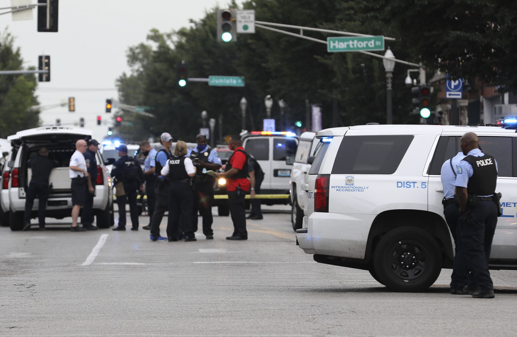 Gunman Shoots, Wounds Two St. Louis Police Officers Responding To Call ...