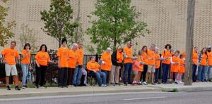 Volunteers from human chain to move Brentwood library books to new building
