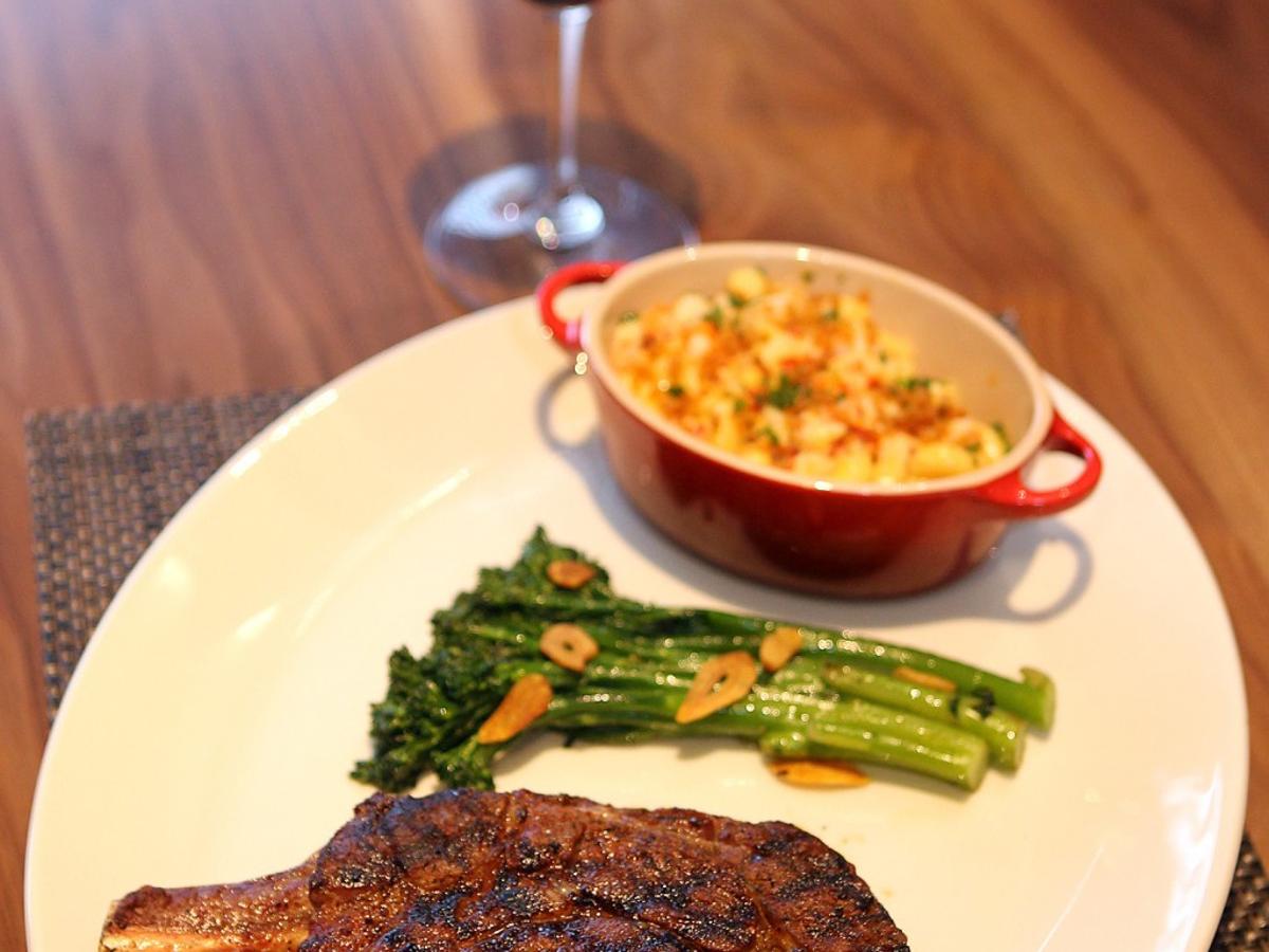 J Gilbert S Brings Standout Steaks To St Louis Restaurant Reviews Stltoday Com J Gilbert S Brings Standout Steaks To St Louis Restaurant Reviews Stltoday Com