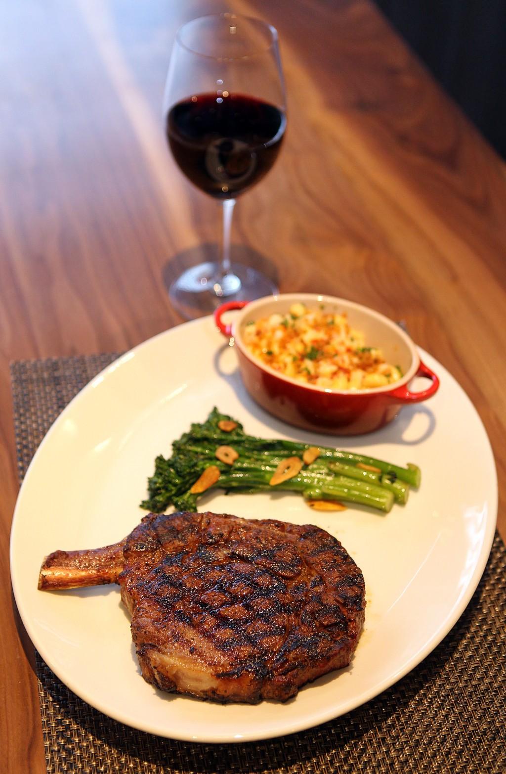 J Gilbert S Brings Standout Steaks To St Louis Restaurant Reviews Stltoday Com
